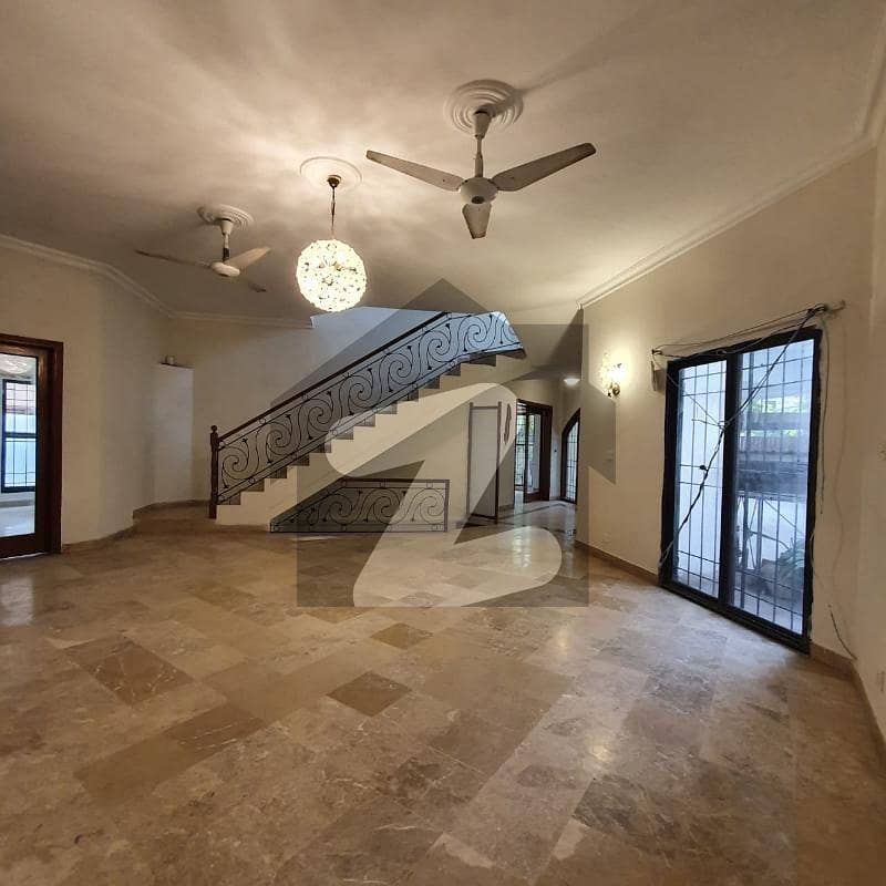 ڈی ایچ اے ڈیفینس کراچی میں 5 کمروں کا 16 مرلہ مکان 4.25 لاکھ میں کرایہ پر دستیاب ہے۔