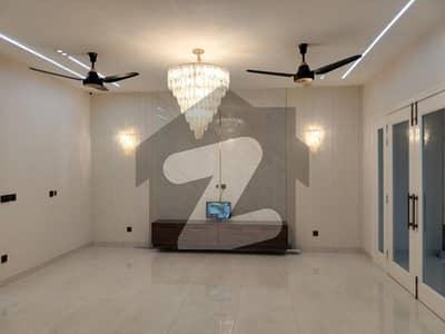 بحریہ ٹاؤن سیکٹر سی بحریہ ٹاؤن,لاہور میں 5 کمروں کا 1 کنال مکان 2.0 لاکھ میں کرایہ پر دستیاب ہے۔