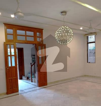 ڈی ایچ اے فیز 1 ڈیفنس (ڈی ایچ اے),لاہور میں 5 کمروں کا 1 کنال مکان 2.4 لاکھ میں کرایہ پر دستیاب ہے۔ ڈی ایچ اے فیز 1 ڈیفنس (ڈی ایچ اے),لاہور میں 5 کمروں کا 1 کنال مکان 2.4 لاکھ میں کرایہ پر دستیاب ہے۔