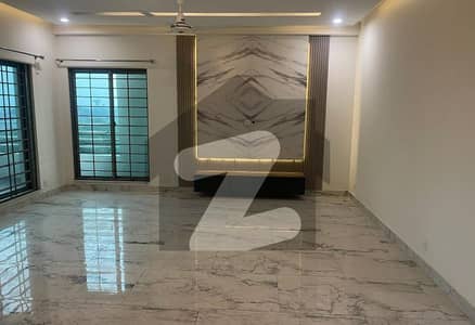 عسکری 10 - سیکٹر ایس عسکری 10,عسکری,لاہور میں 4 کمروں کا 12 مرلہ فلیٹ 4.5 کروڑ میں برائے فروخت۔