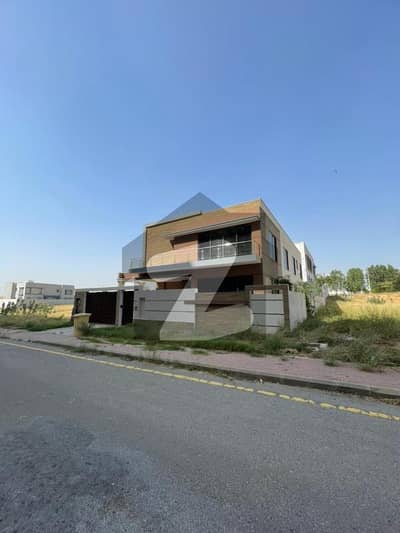 500sq yd Luxury Villa FOR SALE. 2km from Entrance of BTK. 6 Bed DDL 2 Kitchens