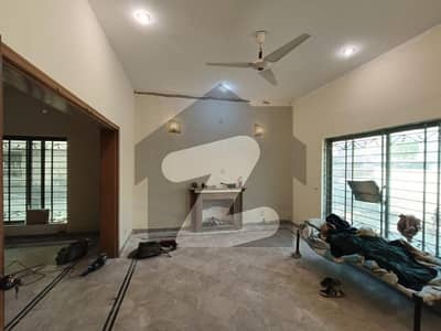 ڈی ایچ اے فیز 3 ڈیفنس (ڈی ایچ اے),لاہور میں 6 کمروں کا 1 کنال مکان 2.6 لاکھ میں کرایہ پر دستیاب ہے۔