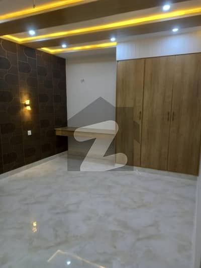 چک 208 روڈ فیصل آباد میں 5 مرلہ مکان 2.25 کروڑ میں برائے فروخت۔