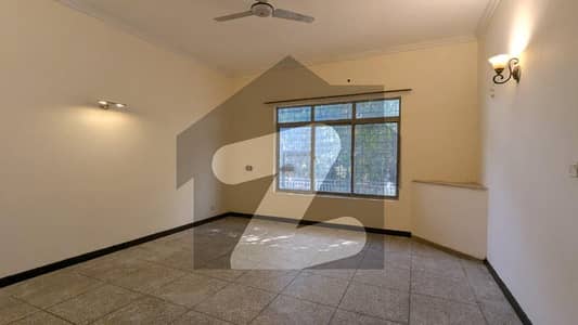 ایف ۔ 8 اسلام آباد میں 6 کمروں کا 2 کنال مکان 19.64 لاکھ میں کرایہ پر دستیاب ہے۔