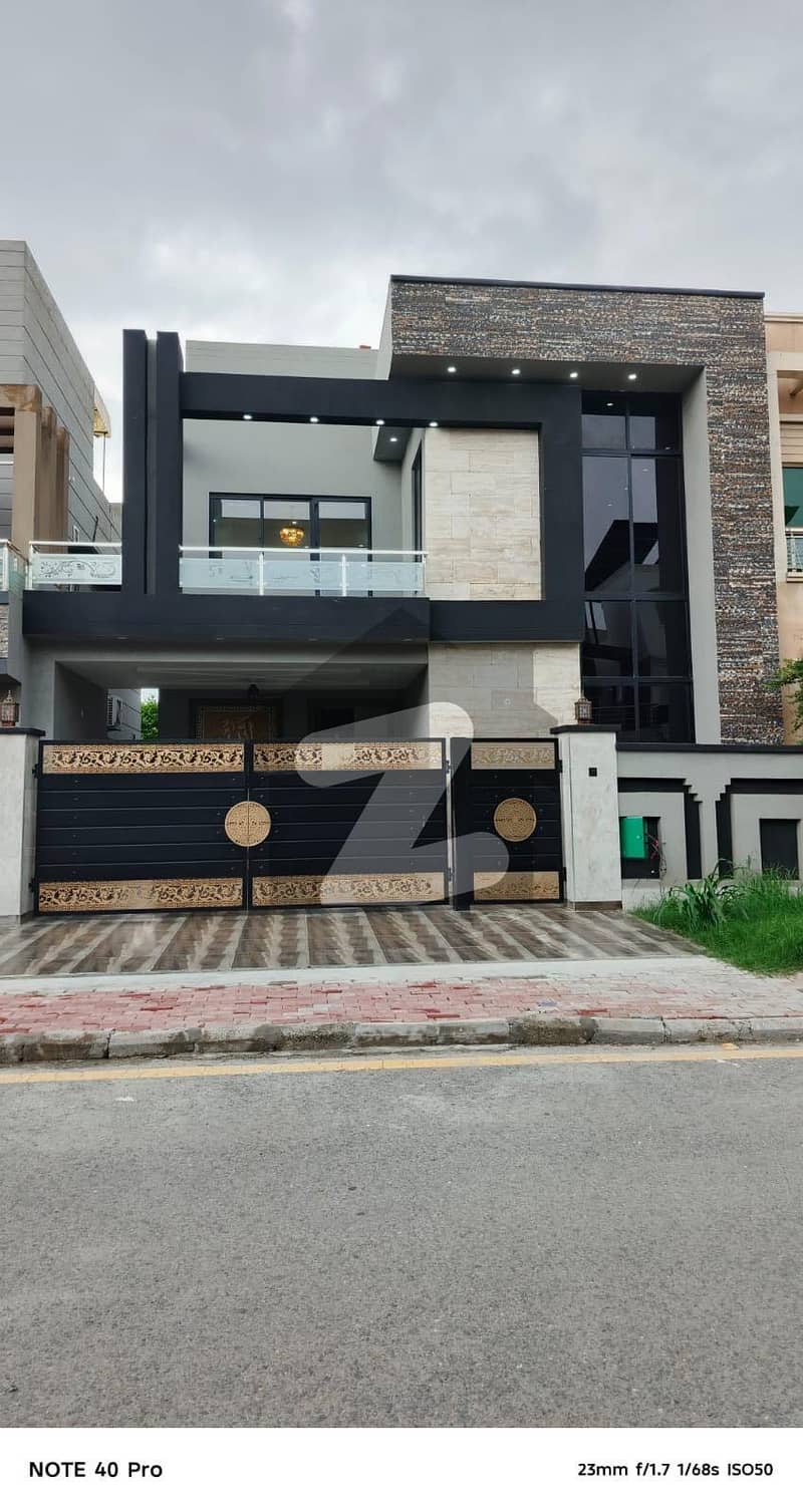 بحریہ نشیمن ۔ زِنیا بحریہ نشیمن,لاہور میں 5 کمروں کا 8 مرلہ مکان 2.2 کروڑ میں برائے فروخت۔