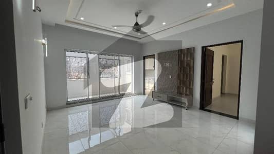 ڈی ایچ اے فیز 5 - بلاک ڈی فیز 5,ڈیفنس (ڈی ایچ اے),لاہور میں 4 کمروں کا 10 مرلہ مکان 2.1 لاکھ میں کرایہ پر دستیاب ہے۔