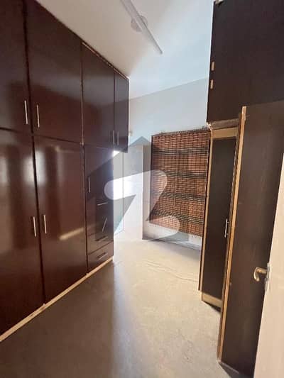 ماڈل ٹاؤن ۔ بلاک این ماڈل ٹاؤن,لاہور میں 3 کمروں کا 1 کنال بالائی پورشن 1.2 لاکھ میں کرایہ پر دستیاب ہے۔