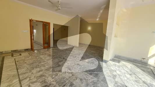 ایف ۔ 8 اسلام آباد میں 4 کمروں کا 1 کنال مکان 5.75 لاکھ میں کرایہ پر دستیاب ہے۔