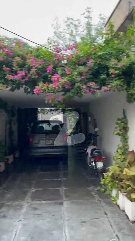 شیر خان روڈ کینٹ,لاہور میں 3 کمروں کا 1 کنال مکان 9.25 کروڑ میں برائے فروخت۔