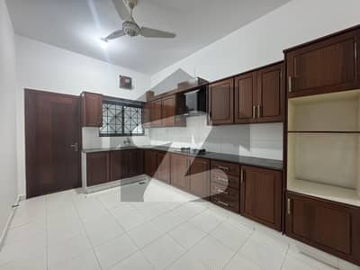 ایف ۔ 10 اسلام آباد میں 5 کمروں کا 1 کنال مکان 5.25 لاکھ میں کرایہ پر دستیاب ہے۔