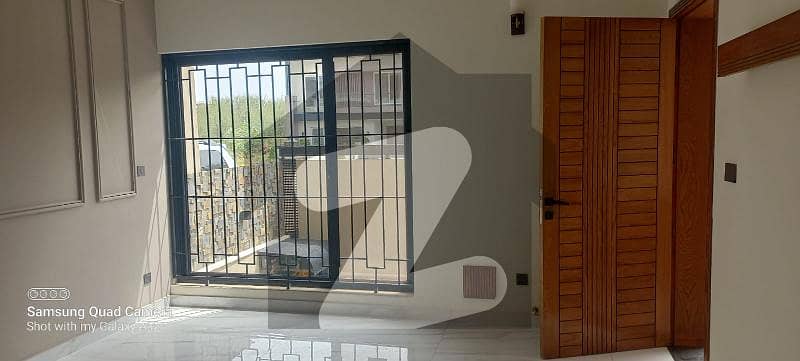 ڈی ۔ 12 اسلام آباد میں 5 کمروں کا 10 مرلہ مکان 11.5 کروڑ میں برائے فروخت۔