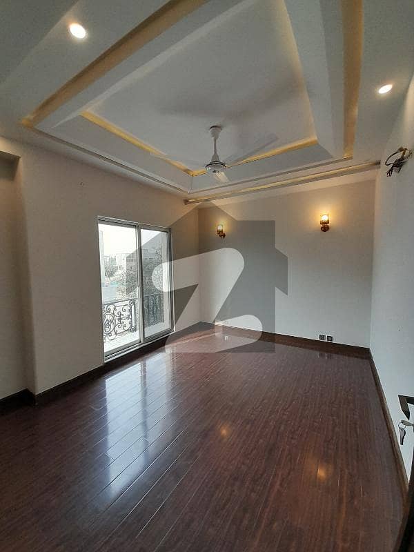 ORIGNAL PICTURES HOUSE AT IDEAL LOCATION