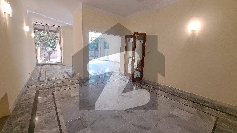 ایف ۔ 8 اسلام آباد میں 4 کمروں کا 2 کنال مکان 5.75 لاکھ میں کرایہ پر دستیاب ہے۔