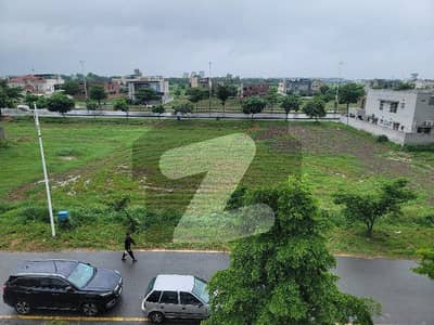 ڈی ایچ اے فیز 7 - بلاک وائے فیز 7,ڈیفنس (ڈی ایچ اے),لاہور میں 10 مرلہ رہائشی پلاٹ 2.35 کروڑ میں برائے فروخت۔