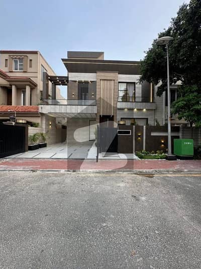 بحریہ ٹاؤن - اوورسیزبی بحریہ ٹاؤن اوورسیز انکلیو,بحریہ ٹاؤن,لاہور میں 5 کمروں کا 10 مرلہ مکان 5.2 کروڑ میں برائے فروخت۔