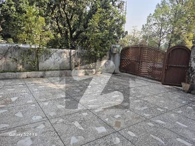 AN OLD LIVEABLE HOUSE 666 SQYRDS/ F-7 IS AVAILABLE FOR SALE.