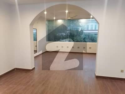 ایف ۔ 10 اسلام آباد میں 6 کمروں کا 1 کنال مکان 5.5 لاکھ میں کرایہ پر دستیاب ہے۔