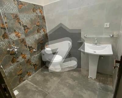 ماڈل سٹی ون کینال روڈ,فیصل آباد میں 1 کمرے کا 5 مرلہ زیریں پورشن 36.0 ہزار میں کرایہ پر دستیاب ہے۔