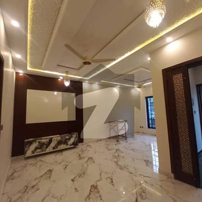 جی ۔ 13 اسلام آباد میں 6 کمروں کا 8 مرلہ مکان 6.3 کروڑ میں برائے فروخت۔