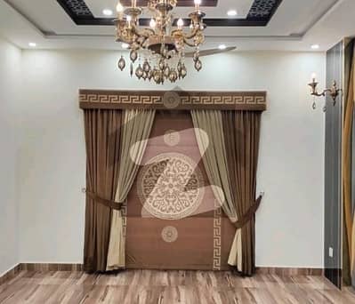 بحریہ ٹاؤن سیکٹر ای بحریہ ٹاؤن,لاہور میں 5 کمروں کا 10 مرلہ مکان 1.2 لاکھ میں کرایہ پر دستیاب ہے۔