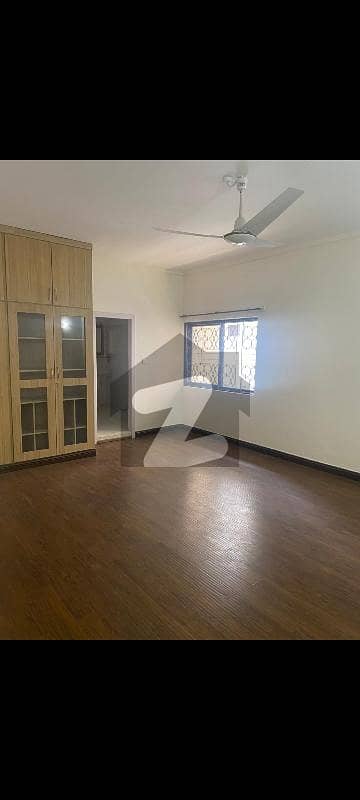 ایف ۔ 8 اسلام آباد میں 5 کمروں کا 1 کنال مکان 30.0 کروڑ میں برائے فروخت۔