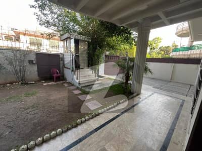 ایف ۔ 7/1 ایف ۔ 7,اسلام آباد میں 6 کمروں کا 1 کنال مکان 8.5 لاکھ میں کرایہ پر دستیاب ہے۔