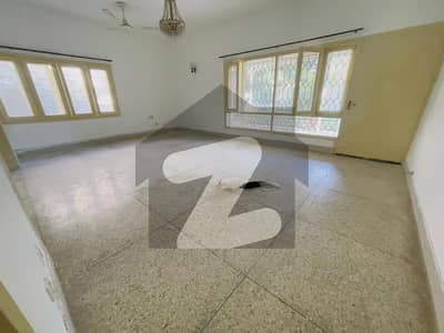 ایف ۔ 7 اسلام آباد میں 2 کمروں کا 2 کنال زیریں پورشن 2.3 لاکھ میں کرایہ پر دستیاب ہے۔