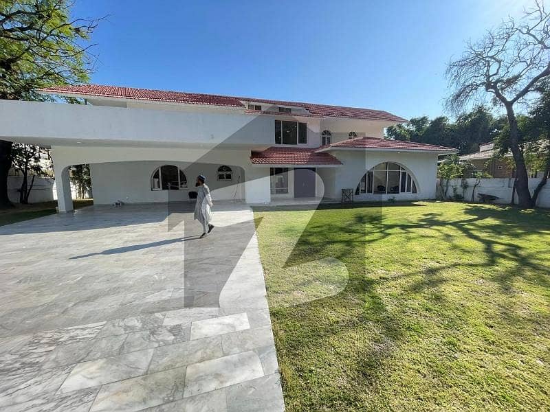 HOUSE FOR RENT WITH BIG LAWN