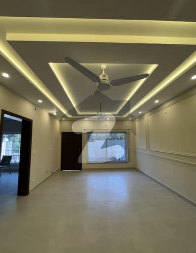 ایف ۔ 10 اسلام آباد میں 10 کمروں کا 2 کنال مکان 8.35 لاکھ میں کرایہ پر دستیاب ہے۔