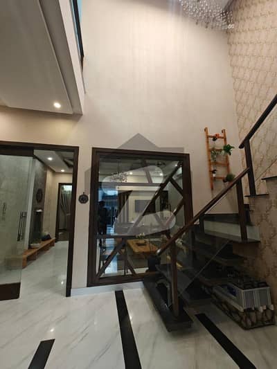 ڈی ایچ اے فیز 6 - بلاک ڈی فیز 6,ڈیفنس (ڈی ایچ اے),لاہور میں 4 کمروں کا 10 مرلہ مکان 5.75 کروڑ میں برائے فروخت۔