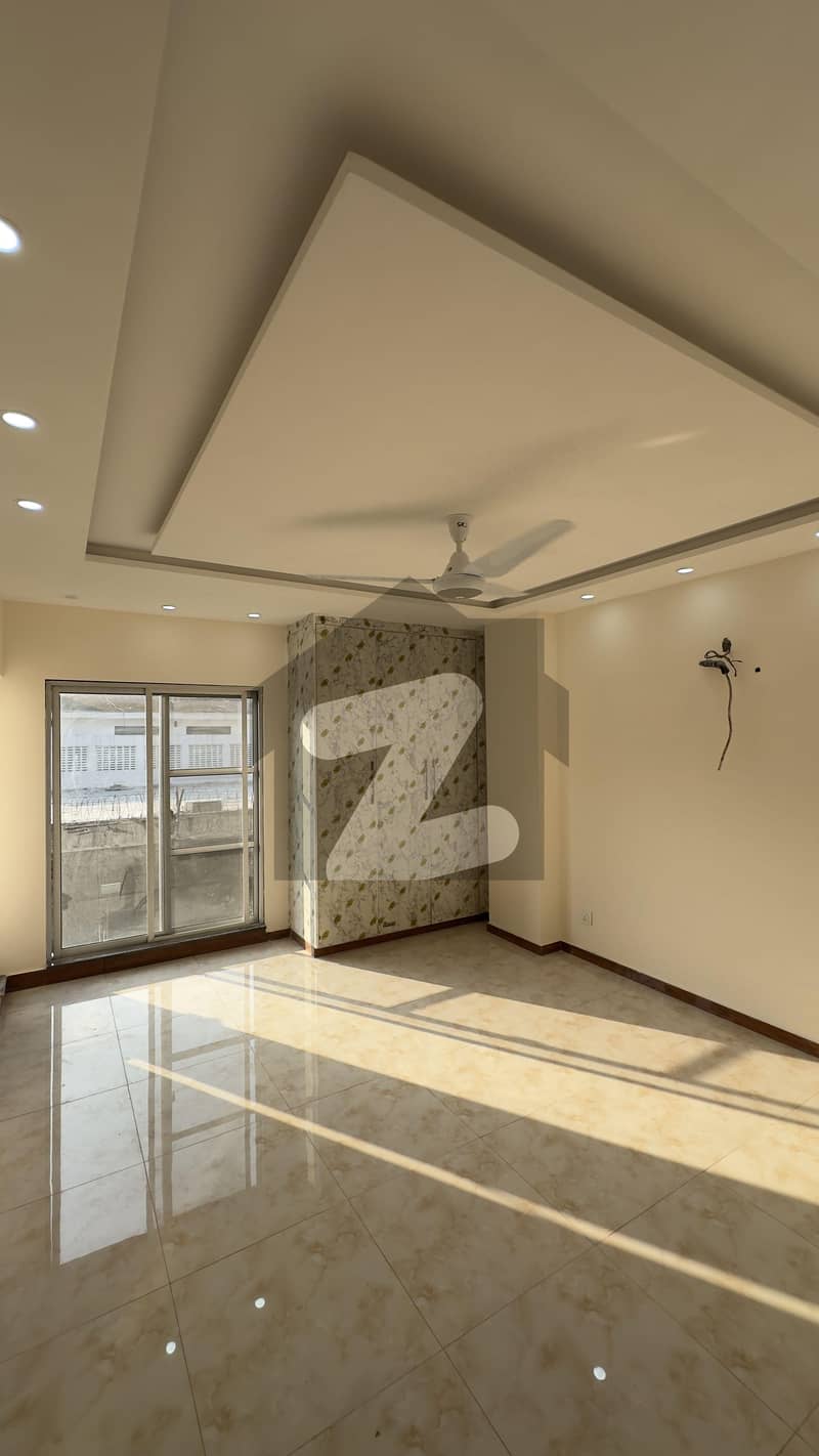 One bed living kitchen un furnished apartment