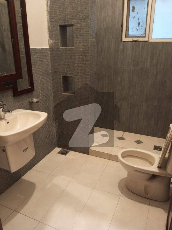 upper portion 3 bed available upper portion 3 bed available