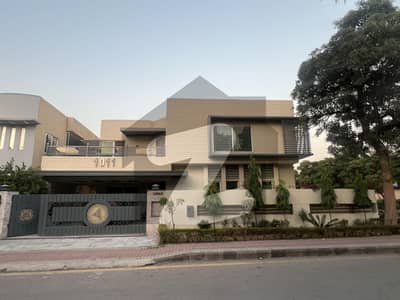 Corner boulevard 24 Marla house Corner boulevard 24 Marla house