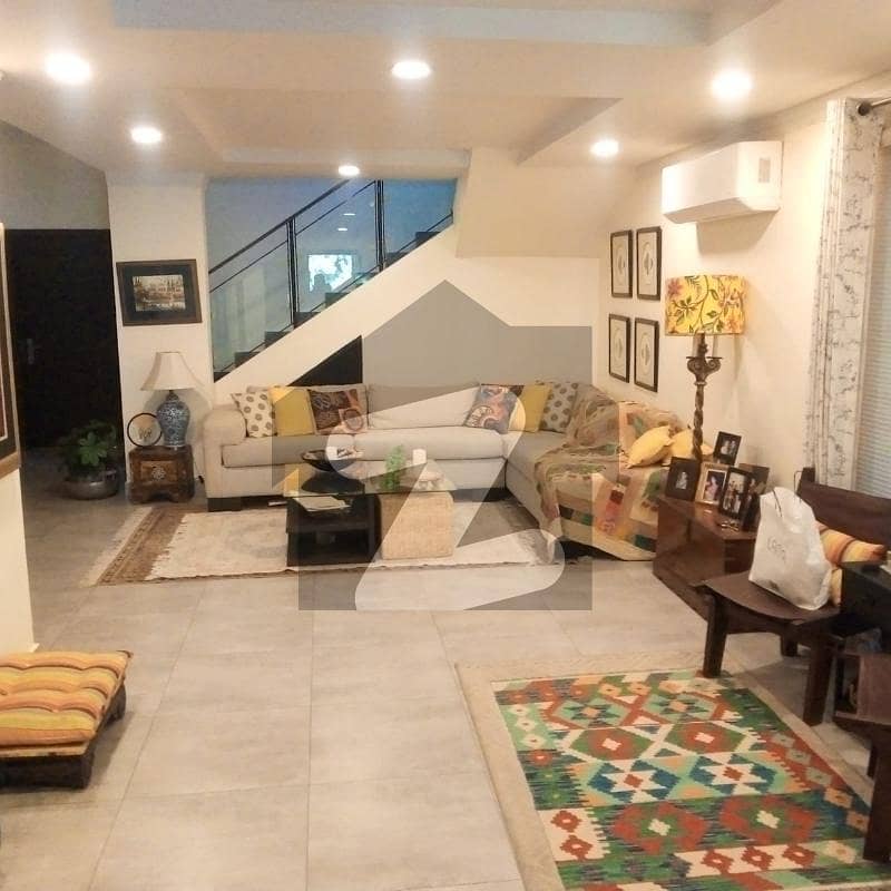 1 KANAL SUPER LUXURY FIRNISHED BUNGALOW OWNER NEEDY