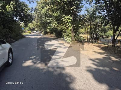 AN EXCELLENT CORNER PLOT 800 SQYRDS/ Park FACING/ F-7 IS AVAILABLE FOR SALE.