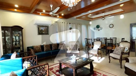 ڈی ۔ 12/3 ڈی ۔ 12,اسلام آباد میں 7 کمروں کا 1 کنال مکان 32.0 کروڑ میں برائے فروخت۔