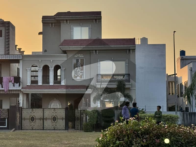 10 marla Facing park Used house for sale