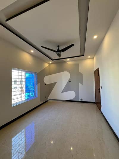 بحریہ ٹاؤن فیز 8 بحریہ ٹاؤن راولپنڈی,راولپنڈی میں 4 کمروں کا 6 مرلہ مکان 2.65 کروڑ میں برائے فروخت۔