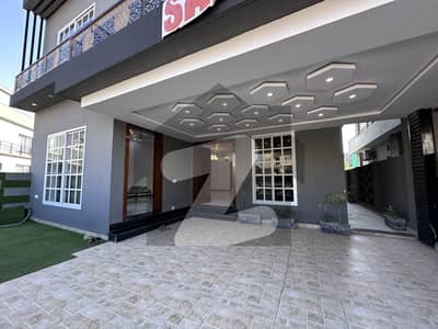 بحریہ ٹاؤن راولپنڈی راولپنڈی میں 5 کمروں کا 13 مرلہ مکان 4.7 کروڑ میں برائے فروخت۔