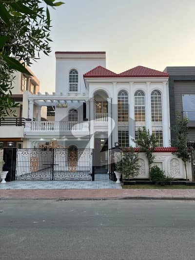 بحریہ ٹاؤن فیز 8 بحریہ ٹاؤن راولپنڈی,راولپنڈی میں 5 کمروں کا 10 مرلہ مکان 1.4 لاکھ میں کرایہ پر دستیاب ہے۔