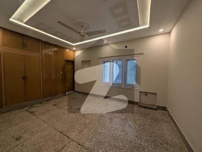 ایف ۔ 11 اسلام آباد میں 4 کمروں کا 1 کنال مکان 3.8 لاکھ میں کرایہ پر دستیاب ہے۔