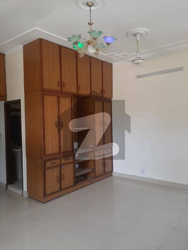 ای ۔ 11 اسلام آباد میں 3 کمروں کا 8 مرلہ زیریں پورشن 1.1 لاکھ میں کرایہ پر دستیاب ہے۔