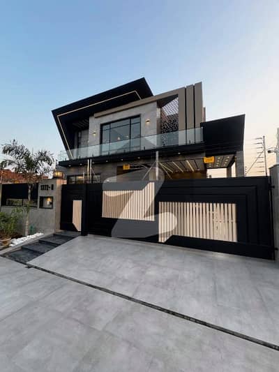 ڈی ایچ اے فیز 7 - بلاک وائے فیز 7,ڈیفنس (ڈی ایچ اے),لاہور میں 5 کمروں کا 10 مرلہ مکان 4.5 کروڑ میں برائے فروخت۔