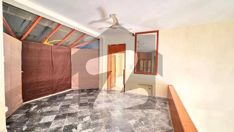 Full 3 Bed House with Attached Baths & DD/TV Lounge -