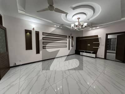 بحریہ ٹاؤن فیز 8 بحریہ ٹاؤن راولپنڈی,راولپنڈی میں 6 کمروں کا 10 مرلہ مکان 4.45 کروڑ میں برائے فروخت۔