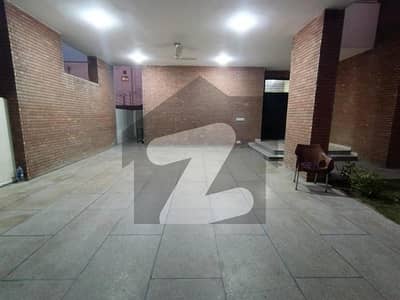 ڈی ایچ اے فیز 1 ڈیفنس (ڈی ایچ اے),لاہور میں 5 کمروں کا 1 کنال مکان 2.4 لاکھ میں کرایہ پر دستیاب ہے۔ ڈی ایچ اے فیز 1 ڈیفنس (ڈی ایچ اے),لاہور میں 5 کمروں کا 1 کنال مکان 2.4 لاکھ میں کرایہ پر دستیاب ہے۔