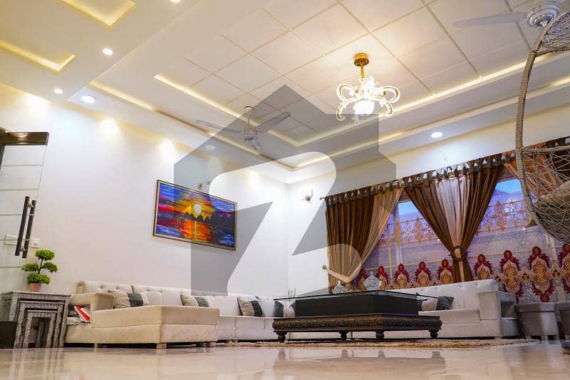 عبداللہ گارڈنز ایسٹ کینال روڈ,کینال روڈ,فیصل آباد میں 6 کمروں کا 1 کنال مکان 13.0 کروڑ میں برائے فروخت۔