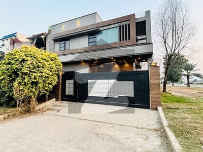 Corner Facing Green Belt 10 Marla House for sale At 100 ft Double Road