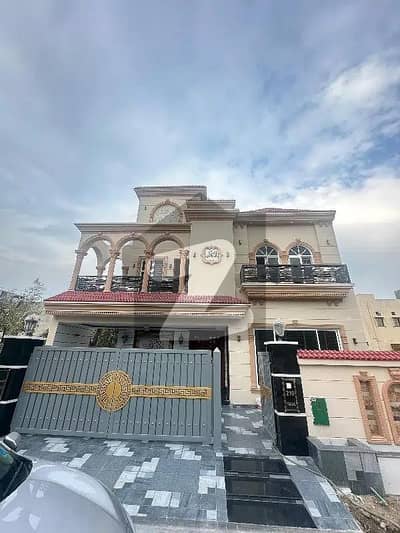 Vip 10 Marla Non Furnished Upper Portion Available For Rent In Bahria Town Lahore