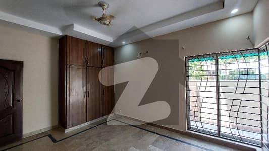 پیراگون سٹی لاہور میں 5 کمروں کا 18 مرلہ مکان 3.0 لاکھ میں کرایہ پر دستیاب ہے۔